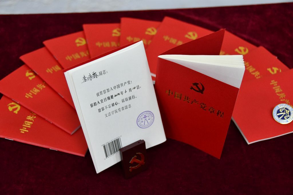 一本党章，一份嘱托，ag百家乐试玩
这份礼物走心了