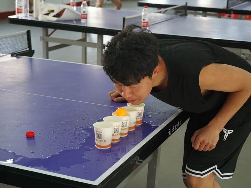 穿蓝衣服的男人在厨房里 AI 生成的内容可能不正确。